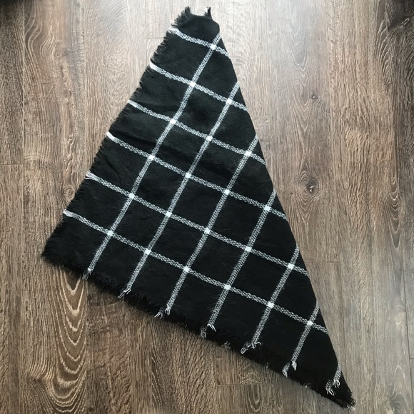 BOGO Gorgeous Oversized Black and White Scarf NWOT - Picture 3 of 3